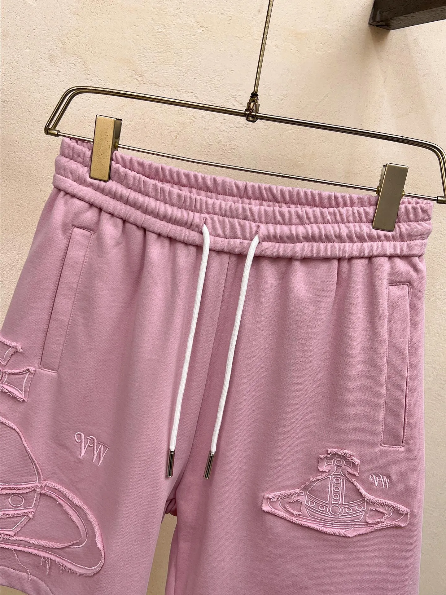 The Queen Mother's three-standard complete 2026 summer New Arrival men's casual shorts, advanced custom-made fabric Breathable fabric, Breathable elasticity and comfort, impeccable details, top-grade accessories, original logo design concept, delicate and soft feel! The upper body fit is awesome! Size: M-XXXL Please state your height and weight when ordering